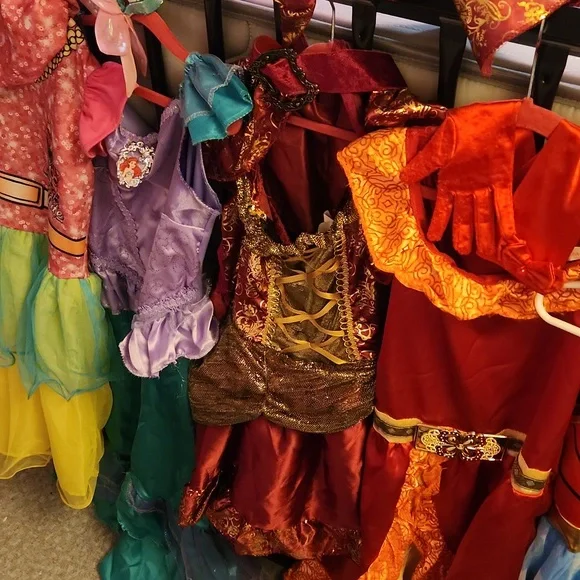 Lot of girls dress up Disney princesses costume party - Picture 5 of 8